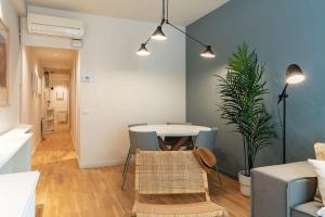 Modern stylish 3 bedroom Arco de Triunfo