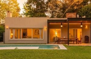 Casa privada con pileta climatizada, gran parque y parrilla en Pilar