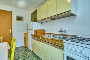 Apartments Martinscica 2240