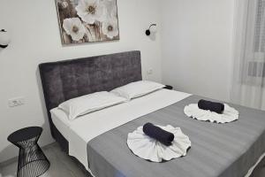 Seaview 8 Bed Villa Sleeps 16 - Pool & Hot tub