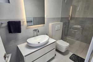 Seaview 8 Bed Villa Sleeps 16 - Pool & Hot tub