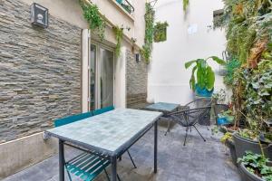 Abbesses 18th Bright Studio with Private Courtyard by Mey Agency