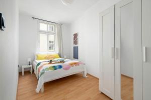 Cozy Apartment in the City Center Near the Old Market Square by Noclegi Renters