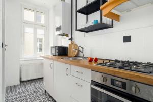 Cozy Apartment in the City Center Near the Old Market Square by Noclegi Renters