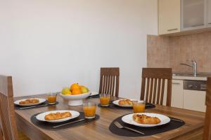 Villa Penava, private beach, pool and 7min to Trogir