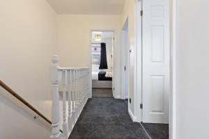 Elegant 4-Bed Home with Parking & Garden Near the City Centre