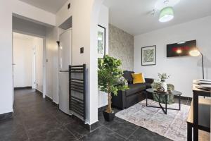 Elegant 4-Bed Home with Parking & Garden Near the City Centre