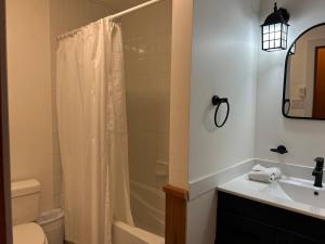 Walk to village-Cozy 2Bdrm, Trails, Forests