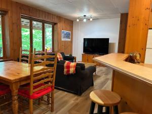 Walk to village-Cozy 2Bdrm, Trails, Forests