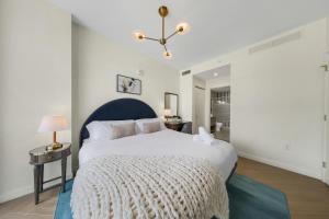 Stylish Miami Condo with Rooftop Pool & Gym