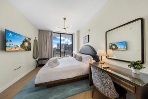 Stylish Miami Condo with Rooftop Pool & Gym