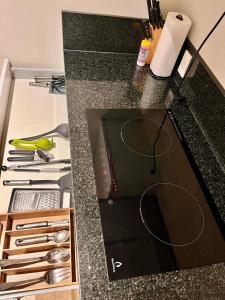 Cozy poolside apartment - Walk to 5th Ave