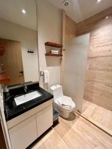 Cozy poolside apartment - Walk to 5th Ave