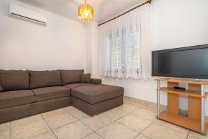 Mira & Ivan Apartments with Terrace and Parking by Irundo