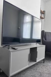 Apartment Sleeps 7 with Free Parking