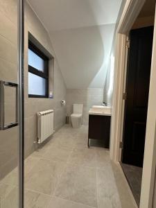 Luxury King Suite and Family room Binghamstown