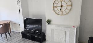 4 Bed House Sleeps 7 with Garden and Parking