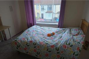 4 Bed House Sleeps 7 with Garden and Parking