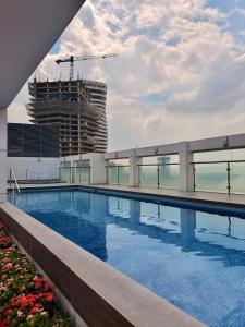 Lujoso departamento con parqueo y piscina RF2-1110