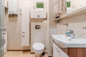 Matejki Central Apartment by BookingHost
