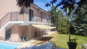 Joli rez de jardin avec piscine