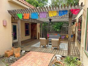 Central 1br 1ba SA Casita w full kitchen & patio