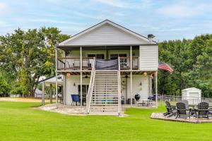 Walk to Lake Texoma! Group Getaway w Games + Fun