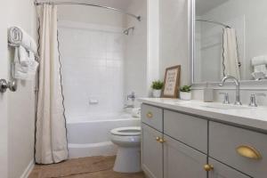 Bright Cozy 2BR WORKERfriendly, Pool, Gym with KINGbed