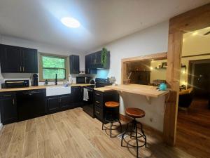 The Creek Woodland Oasis - Modern 3BR Country Home with Rolling Yard