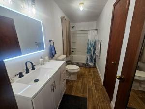 The Creek Woodland Oasis - Modern 3BR Country Home with Rolling Yard