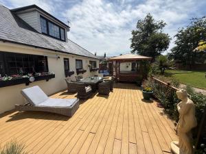 Detached property, beams, hot tub large garden