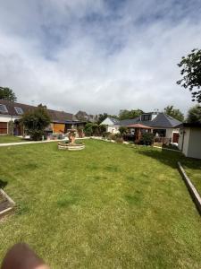 Detached property, beams, hot tub large garden