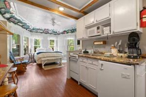 Tuckaway Cottage by Simple Life Rentals