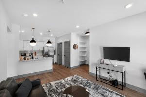 Modern 1-bedroom with upscale finishes open design