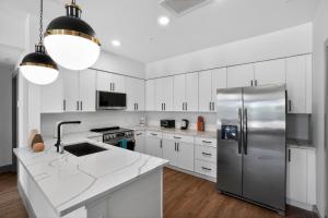 Modern 1-bedroom with upscale finishes open design
