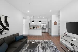Modern 1-bedroom with upscale finishes open design