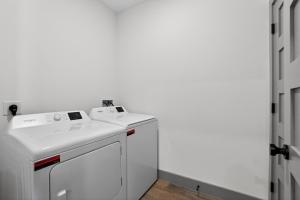 Modern 1-bedroom with upscale finishes open design