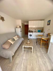 À 200 m de la plage Studio rénové avec loggia
