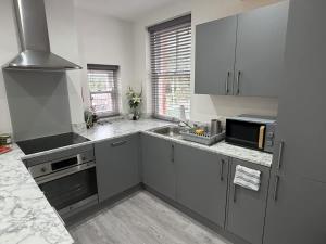 The Lodge - Vibrant 2-Bed Flat with free parking