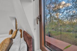 Modern 2-Bedroom Apartment in Canada Water with parking for contractors Excellent Transport Links