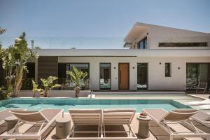Villa Lydia I Superb views, two pools, next to the city