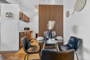 Modern River Market Loft Sleeps 6 Parking WiFi