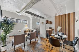 Modern River Market Loft Sleeps 6 Parking WiFi