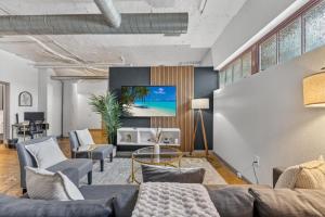 Modern River Market Loft Sleeps 6 Parking WiFi