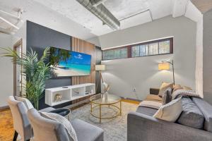 Modern River Market Loft Sleeps 6 Parking WiFi