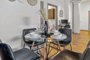 Modern River Market Loft Sleeps 6 Parking WiFi