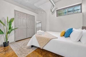 Modern River Market Loft Sleeps 6 Parking WiFi