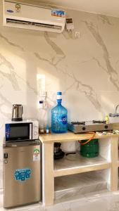 Peaceful Beach Studio 2 min Walk to beach Rooftop Sea view with AC