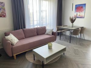 Rose and Oak Apartment