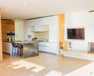 Above It- Ocean Views w Spa Pool - Luxe 3BR